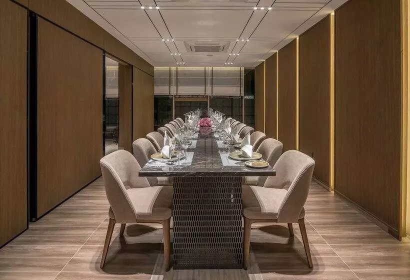 هتل Oakwood Premier Phnom Penh