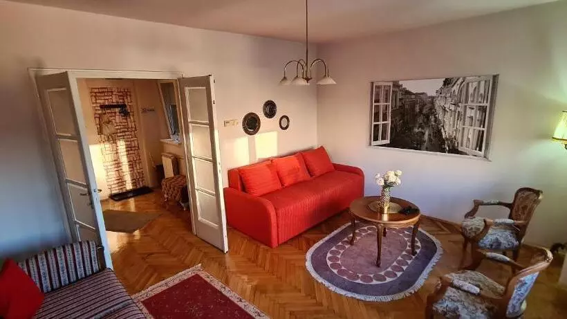 Windows City Apartment