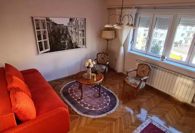 Windows City Apartment