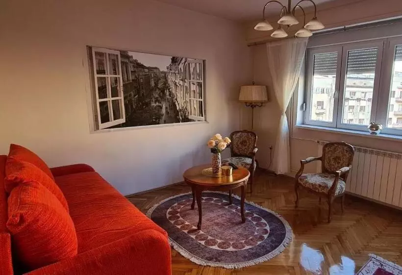 Windows City Apartment