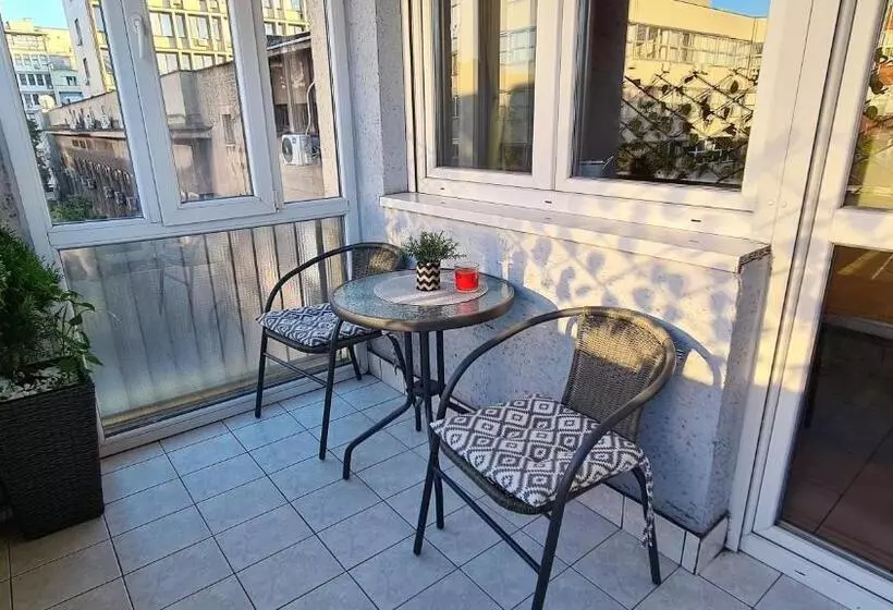 Windows City Apartment