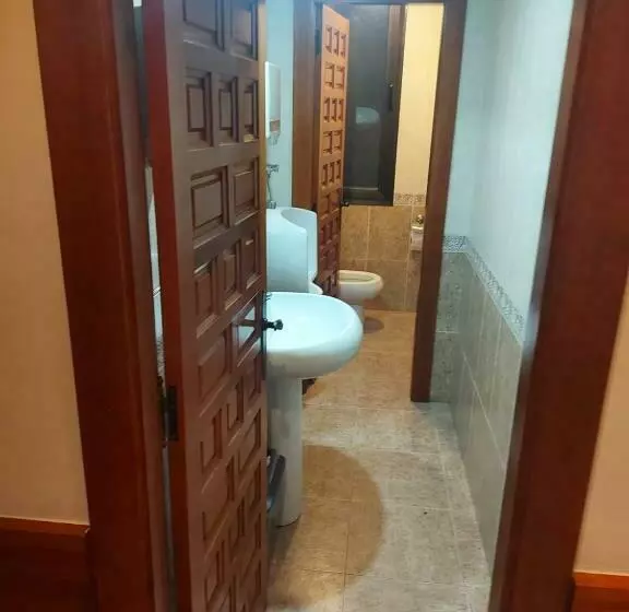 ユースホステル Hostal Linares