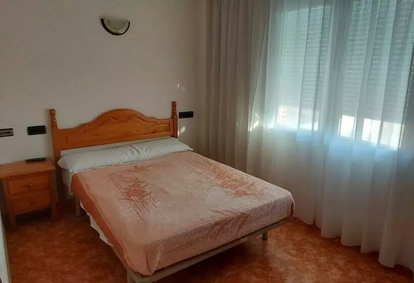 ユースホステル Hostal Linares
