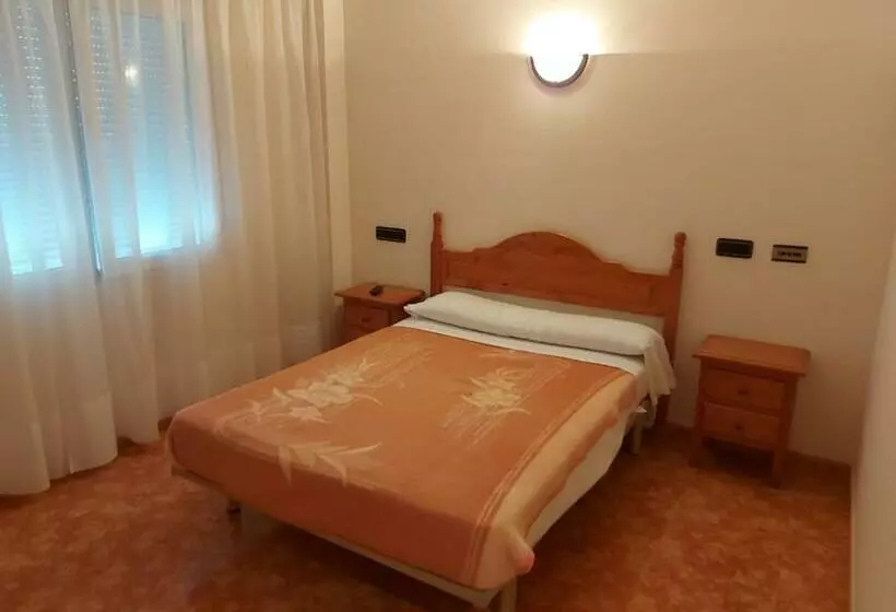 ユースホステル Hostal Linares