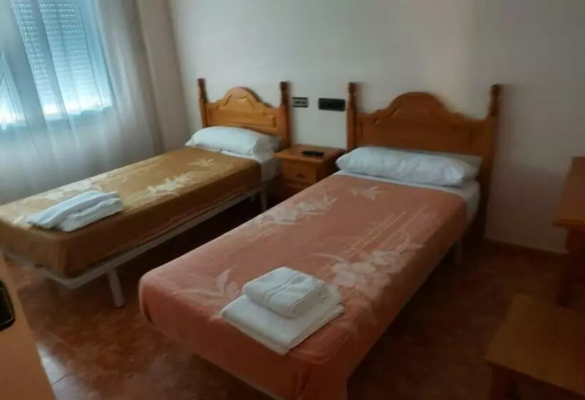ユースホステル Hostal Linares