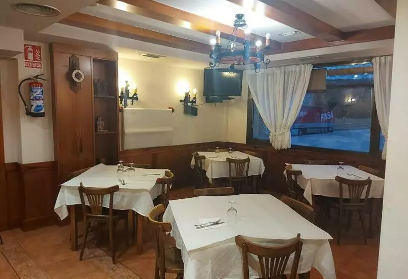 ユースホステル Hostal Linares