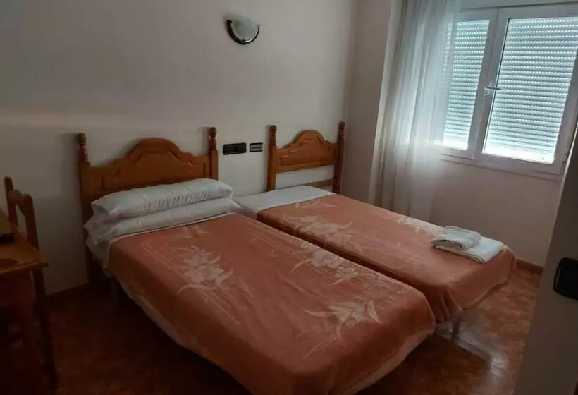 ユースホステル Hostal Linares