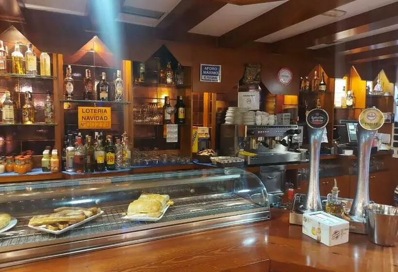 ユースホステル Hostal Linares