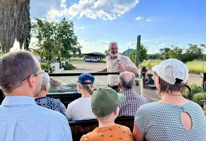 هتل Otjisazu Guest Farm