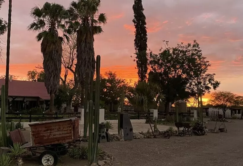 هتل Otjisazu Guest Farm