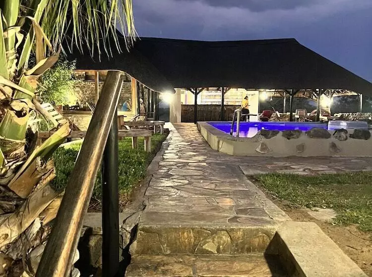 هتل Otjisazu Guest Farm