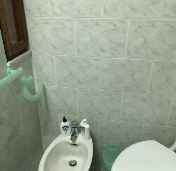 تختخواب و صبحانه Sole E Fiori