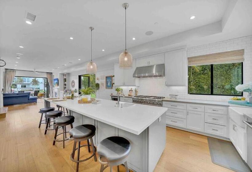 Coastal Paradise . Steps To The Beach . Pool . Hot Tub