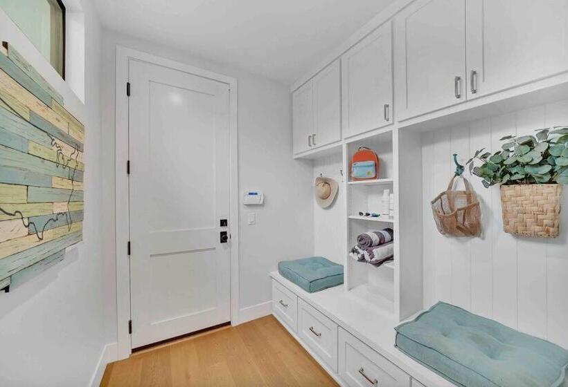 Coastal Paradise . Steps To The Beach . Pool . Hot Tub