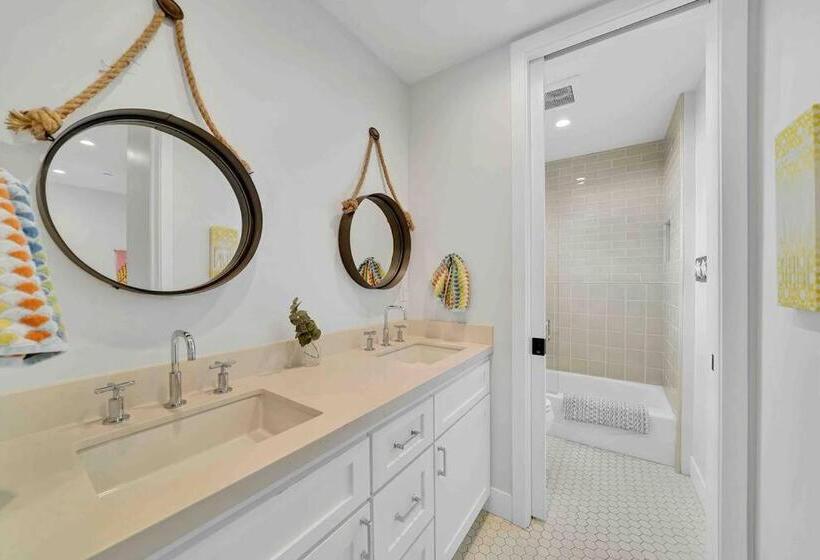 Coastal Paradise . Steps To The Beach . Pool . Hot Tub