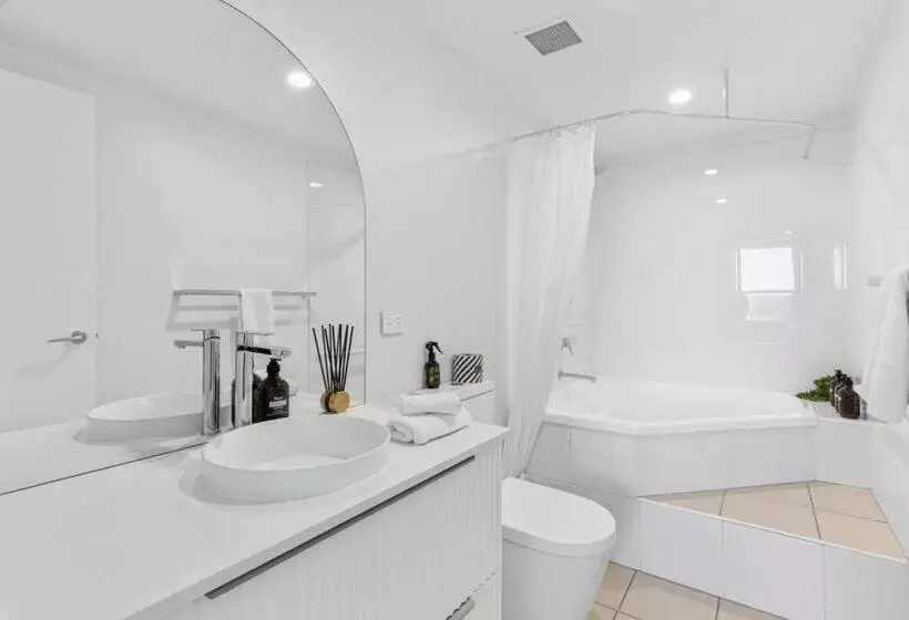Fresh Beautifully Styled 2 Br Resort Apt At Marcoola