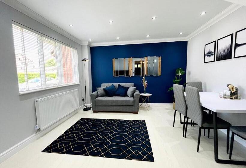 Modern Home, Close To The City Centre With Parking