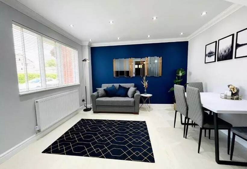 Modern Home, Close To The City Centre With Parking