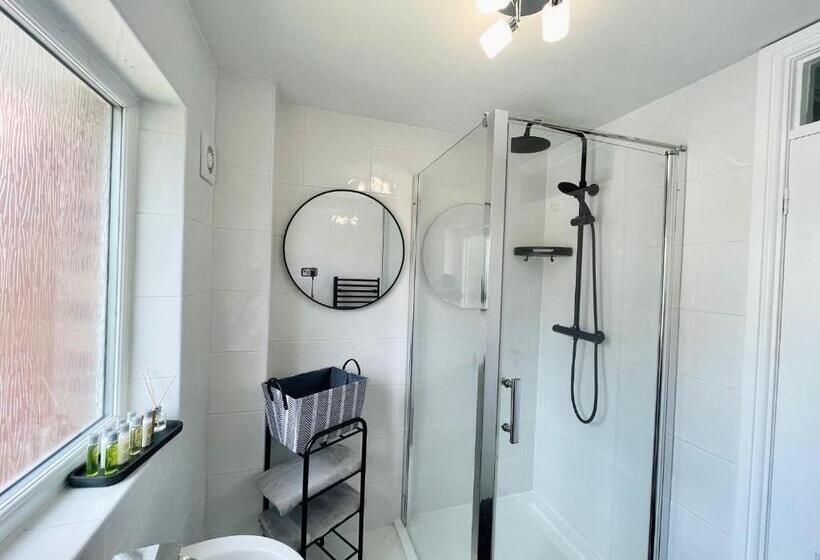 Modern Home, Close To The City Centre With Parking