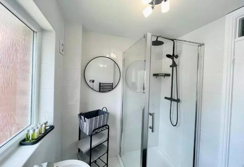 Modern Home, Close To The City Centre With Parking