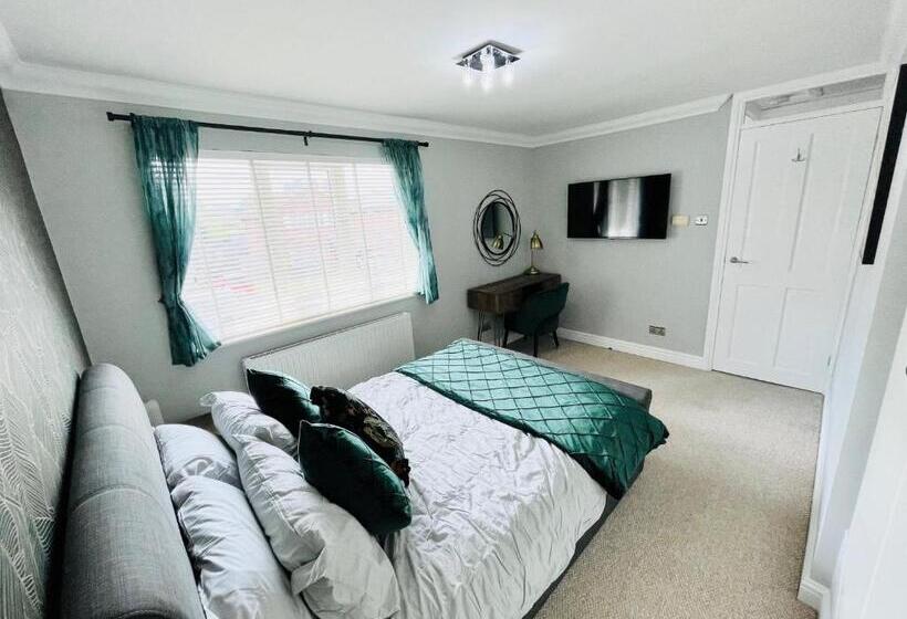 Modern Home, Close To The City Centre With Parking