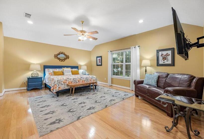 Relaxing Two Bedroom Apartment Or Studio On 13 Beautiful Wooded Acres In A Quiet Neighborhood