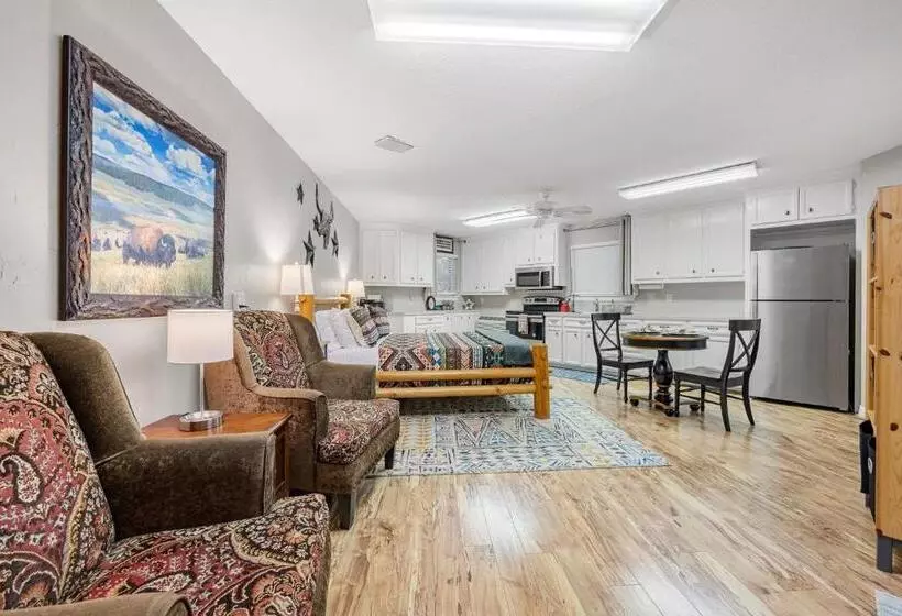 Relaxing Two Bedroom Apartment Or Studio On 13 Beautiful Wooded Acres In A Quiet Neighborhood