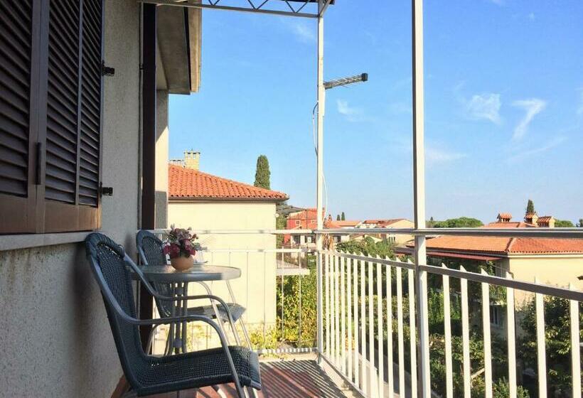 پانسیون Rooms And Apartment Lia