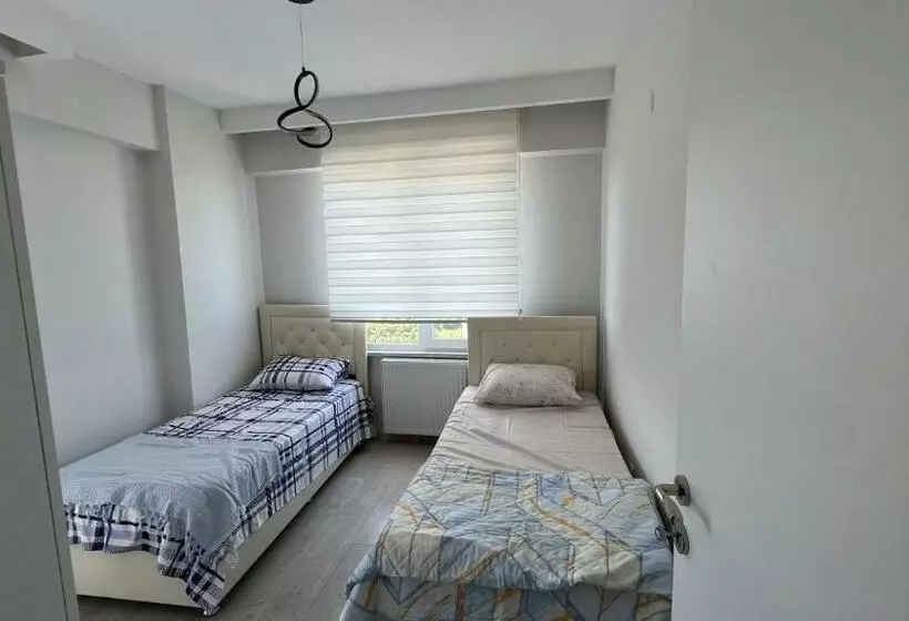 Site Içerisinde Deniz Manzaralı Ve Sahile Yakın Otopark Sorunu Bulunmayan Kiralık Daire
