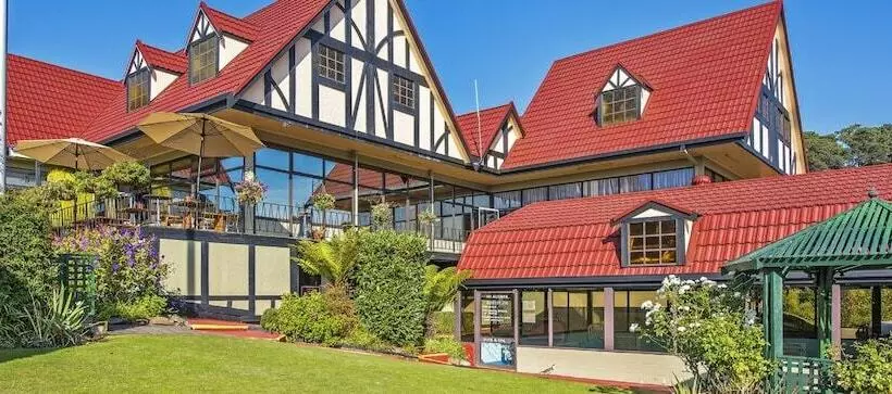 هتل Village Family Motor Inn