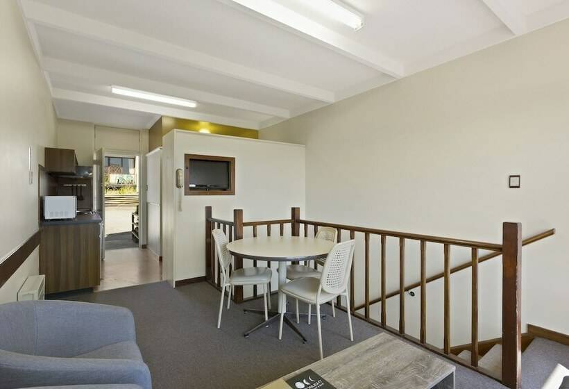 בית מלון כפרי Village Family Motor Inn