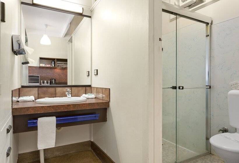 בית מלון כפרי Village Family Motor Inn