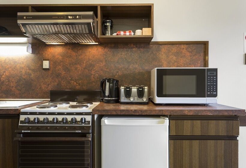 בית מלון כפרי Village Family Motor Inn