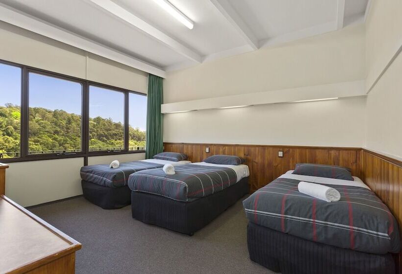 בית מלון כפרי Village Family Motor Inn