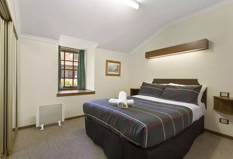 هتل Village Family Motor Inn