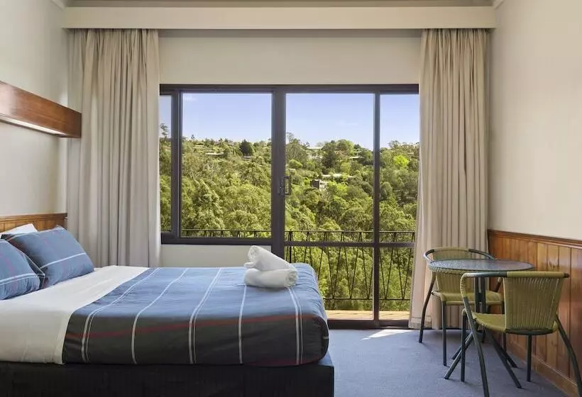 هتل Village Family Motor Inn