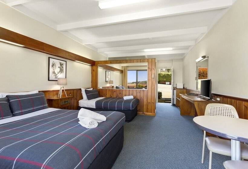 בית מלון כפרי Village Family Motor Inn