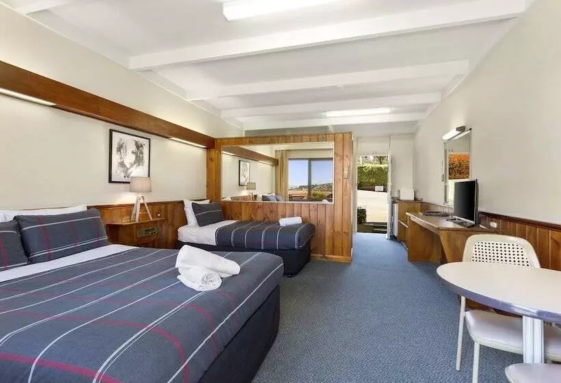 هتل Village Family Motor Inn