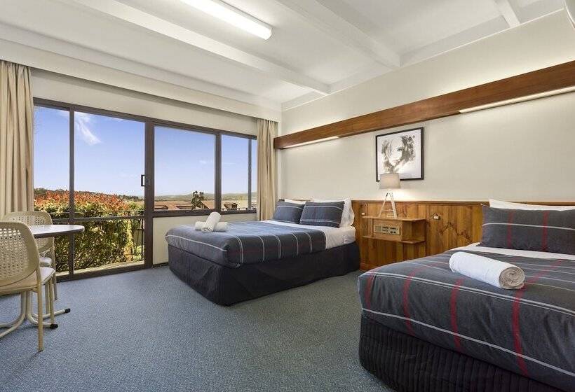 בית מלון כפרי Village Family Motor Inn