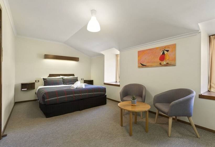 בית מלון כפרי Village Family Motor Inn