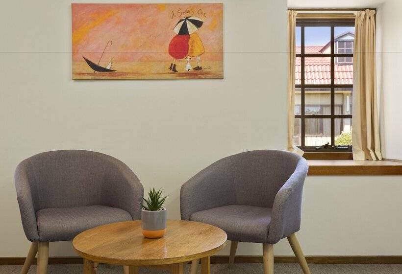 בית מלון כפרי Village Family Motor Inn