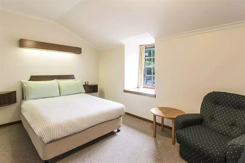 هتل Village Family Motor Inn