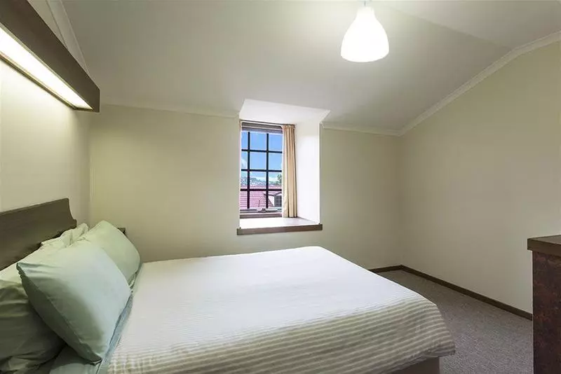 هتل Village Family Motor Inn