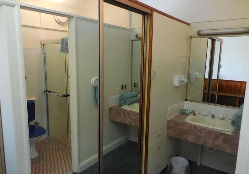 בית מלון כפרי Village Family Motor Inn