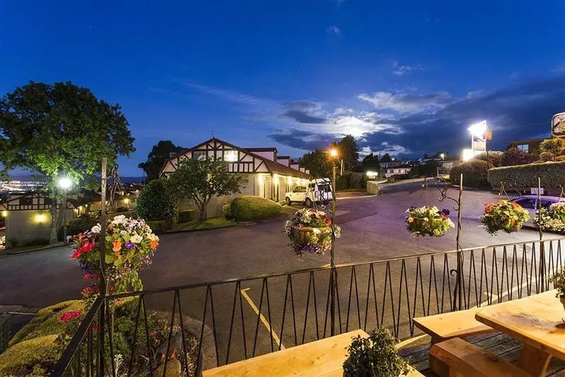 هتل Village Family Motor Inn