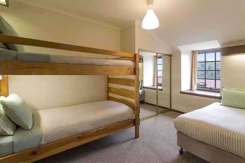 هتل Village Family Motor Inn