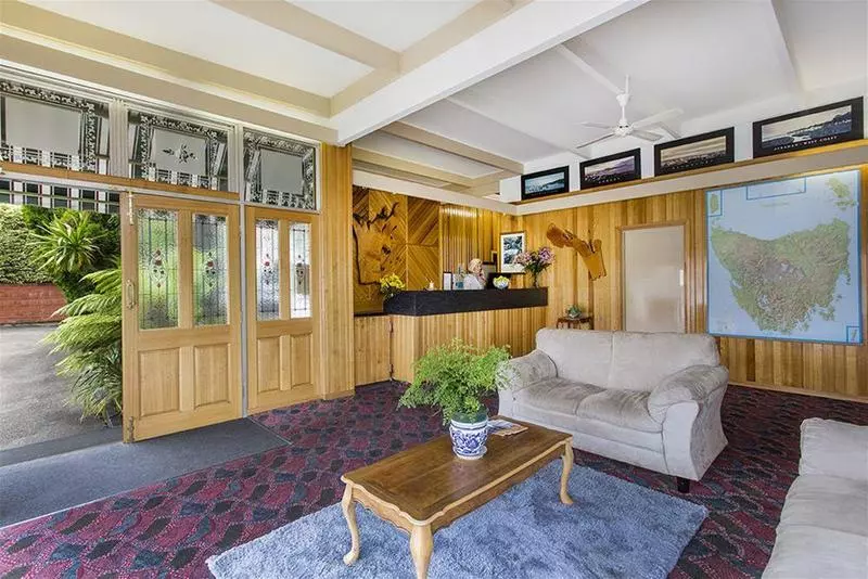 هتل Village Family Motor Inn