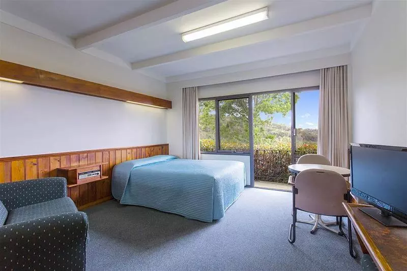 هتل Village Family Motor Inn