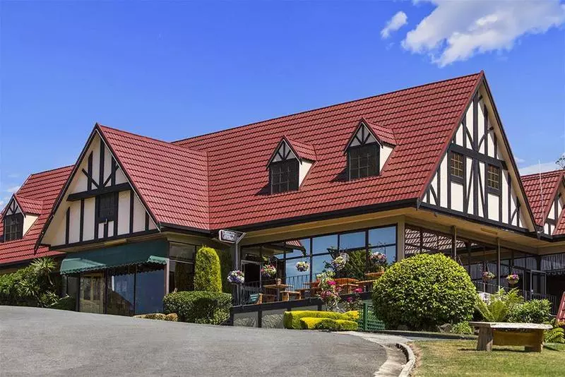 هتل Village Family Motor Inn