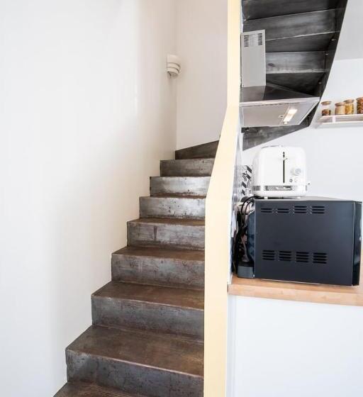 Comfort And Modernity In A Townhouse